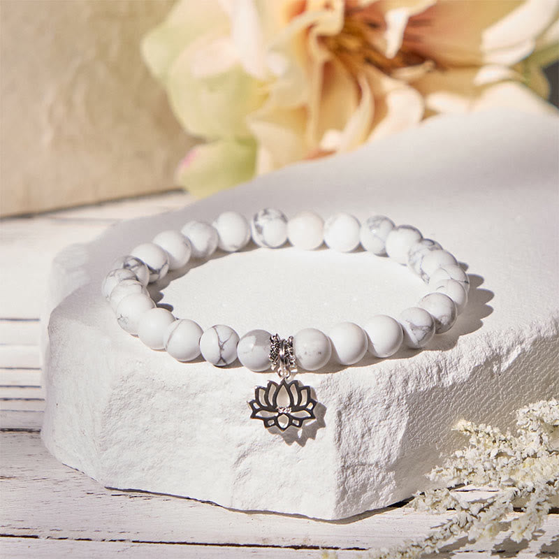 Bracciale Buddha Stones in argento sterling 925 con motivo a loto e turchese bianco naturale, simbolo della ricchezza - image 1