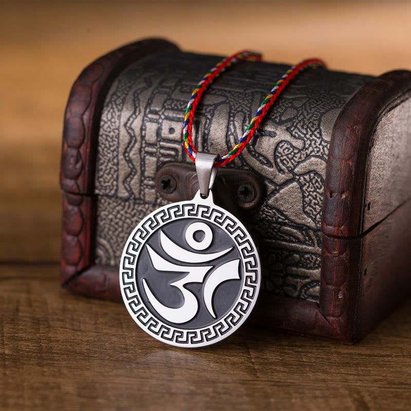 Collana con ciondolo in corda colorata con Buddha Stones Om Hum in sanscrito, acciaio al titanio e portafortuna - image 1