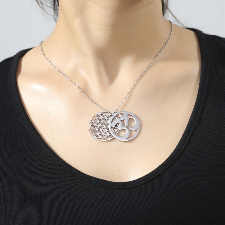 Collana con ciondolo in acciaio inossidabile con simbolo Om e design a forma di fiore cavo Buddha Stones - image 3