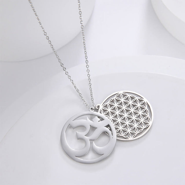 Collana con ciondolo in acciaio inossidabile con simbolo Om e design a forma di fiore cavo Buddha Stones - image 2