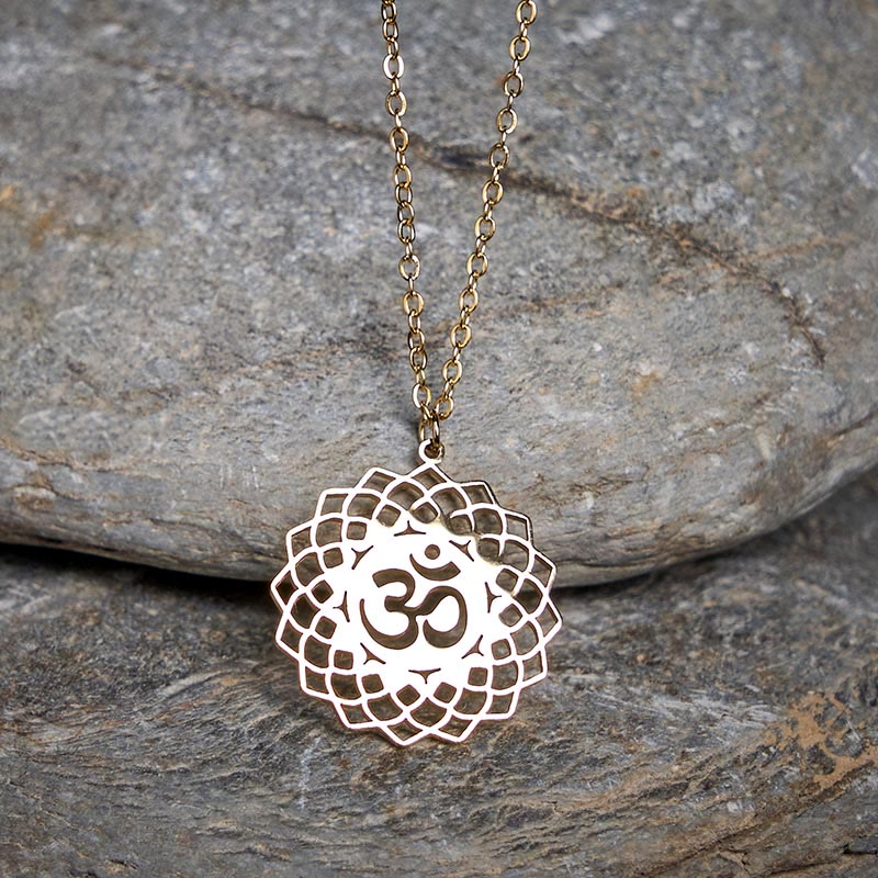 Collana con ciondolo in acciaio inossidabile con simbolo Om Buddha Stones, motivo: loto cavo - image 1