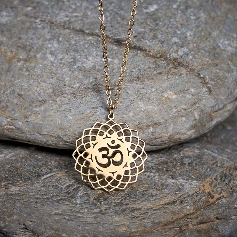 Collana con ciondolo in acciaio inossidabile con simbolo Om Buddha Stones, motivo: loto cavo - Oro - image 0