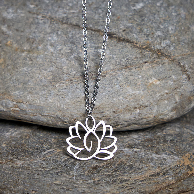 Collana con ciondolo dell'illuminazione in acciaio inossidabile con design a forma di loto cavo Buddha Stones - image 1