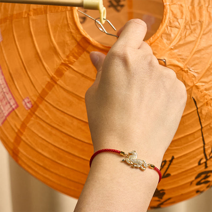 Bracciale Buddha Stones in argento sterling 925 placcato oro 18k con corda rossa, simbolo della forza dell'anno del cavallo - image 2