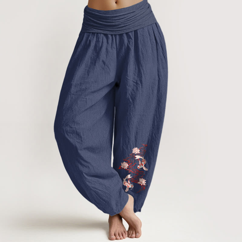 Buddha Stones Pantaloni harem da donna in puro cotone con motivo a fiori di loto e carpe koi - Blu ardesia scuro - US16, UK/AU20, EU48 (3XL) - image 5