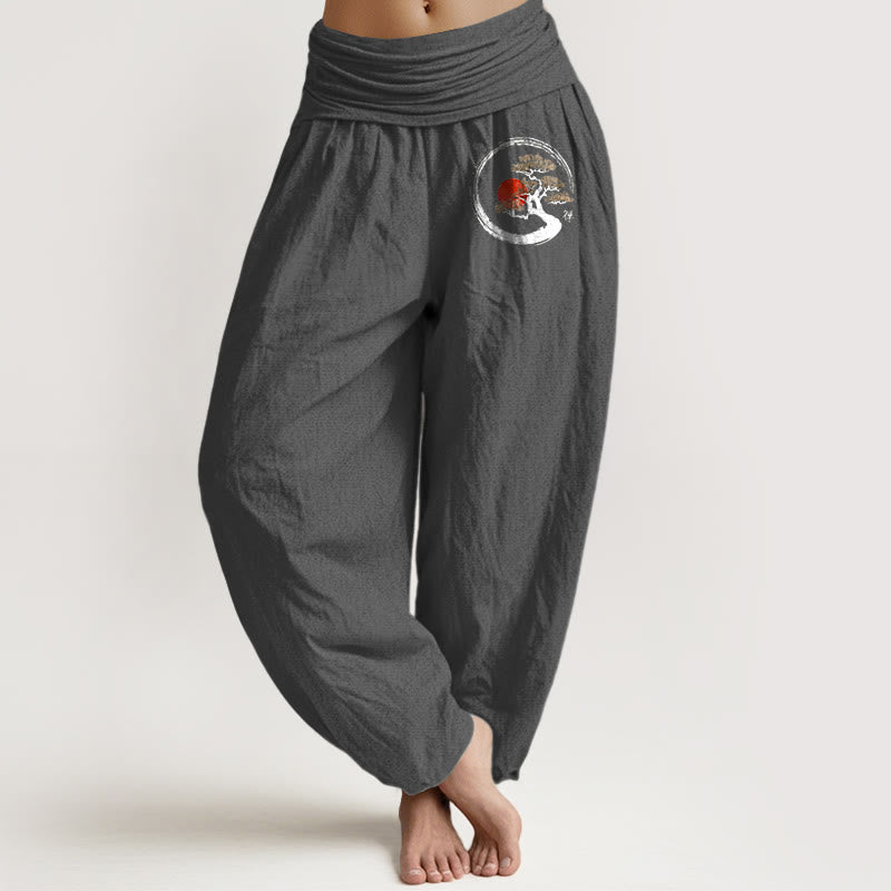 Pantaloni harem da donna in puro cotone con elastico in vita e motivo a carattere Zen Buddha Stones, albero di pino e sole rosso - Grigio tenue - US16, UK/AU20, EU48 (3XL) - image 14