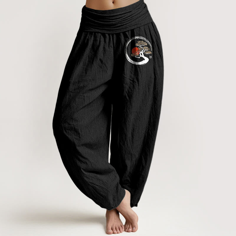 Pantaloni harem da donna in puro cotone con elastico in vita e motivo a carattere Zen Buddha Stones, albero di pino e sole rosso - Nero - US16, UK/AU20, EU48 (3XL) - image 8