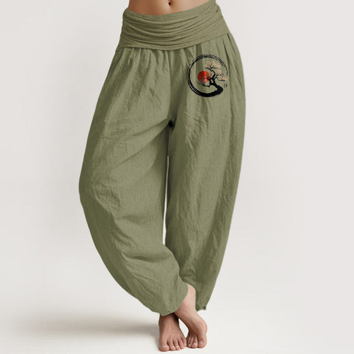 Pantaloni harem da donna in puro cotone con elastico in vita e motivo a carattere Zen Buddha Stones, albero di pino e sole rosso - Verde oliva - US16, UK/AU20, EU48 (3XL) - image 5