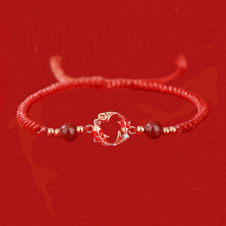 Bracciale Buddha Stones in argento sterling 925 placcato oro 18k con pesce koi e cordino rosso cinabro - image 1