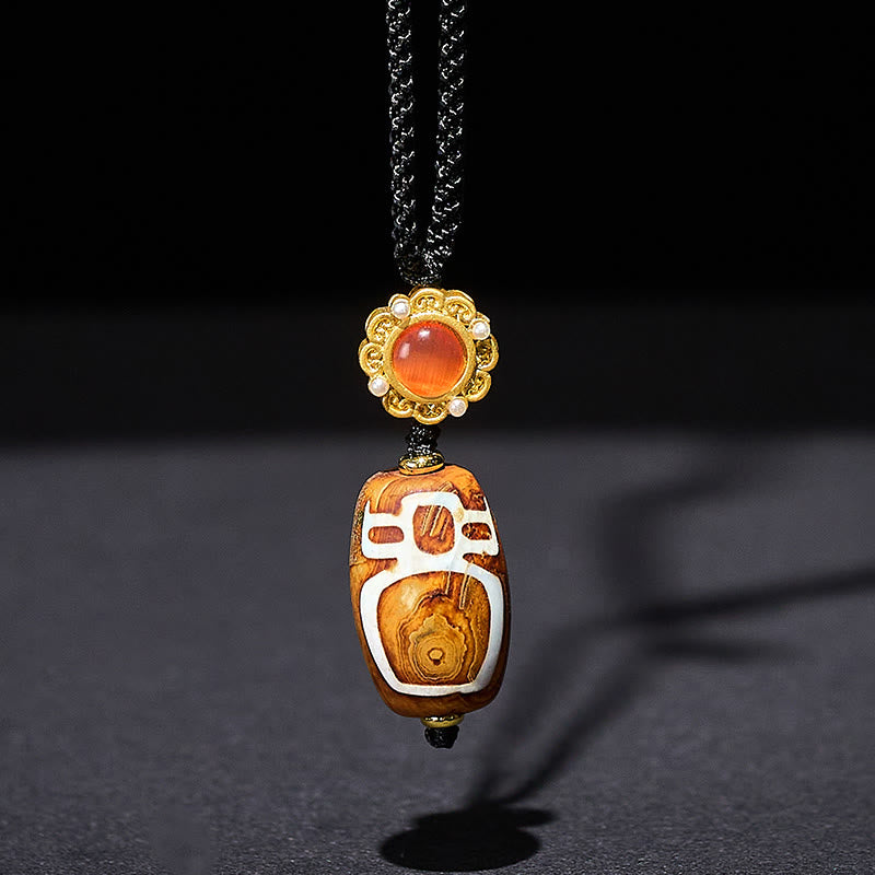 Collana con ciondolo di benedizione in perline Dzi a nove occhi intagliate in agata Buddha Stones raffigurante il Dio della ricchezza - image 1