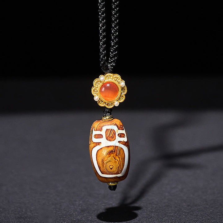 Collana con ciondolo di benedizione in perline Dzi a nove occhi intagliate in agata Buddha Stones raffigurante il Dio della ricchezza - image 1