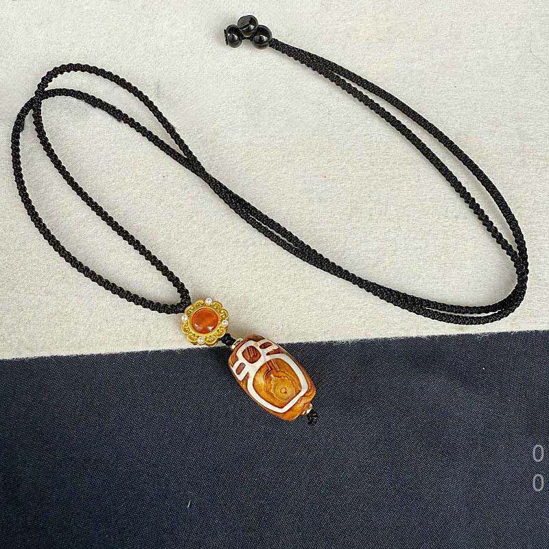 Collana con ciondolo di benedizione in perline Dzi a nove occhi intagliate in agata Buddha Stones raffigurante il Dio della ricchezza - image 3