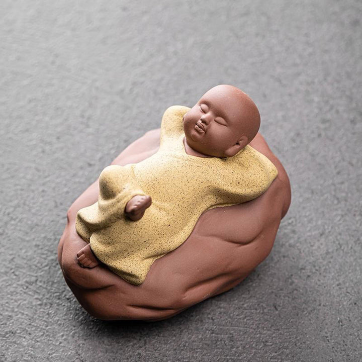 Statua in ceramica Buddha Stones che guardano in alto, monaco che riposa, compassione, decorazione per la casa - Riposo Monaco Giallo 8,2*6,2*6,2cm - image 9