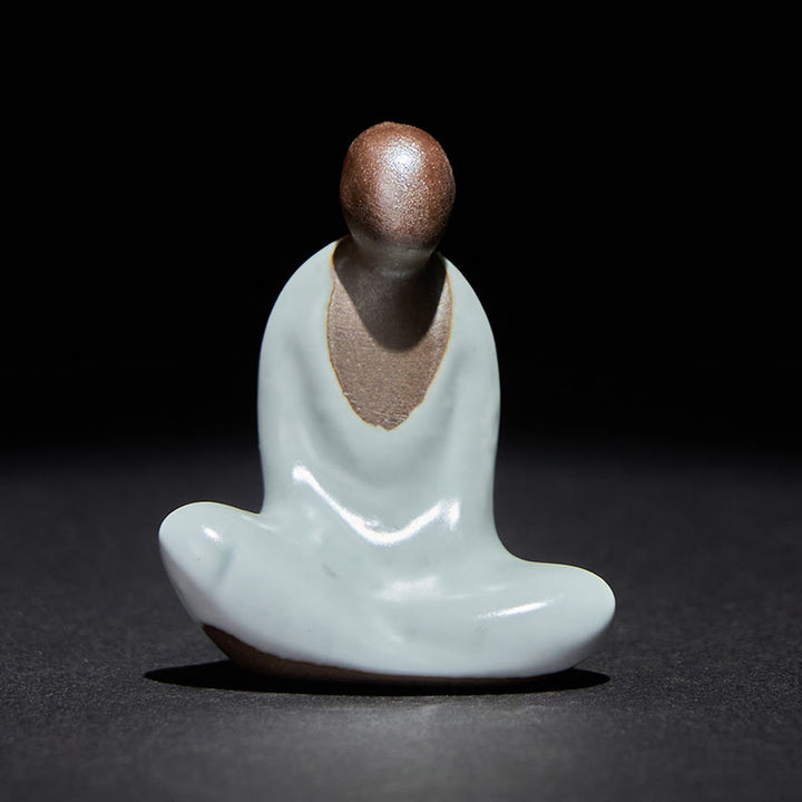 Buddha Stones Piccola statua in ceramica di Buddha senza forma che medita Decorazione per la casa Zen 4*2,5*5 cm - image 1