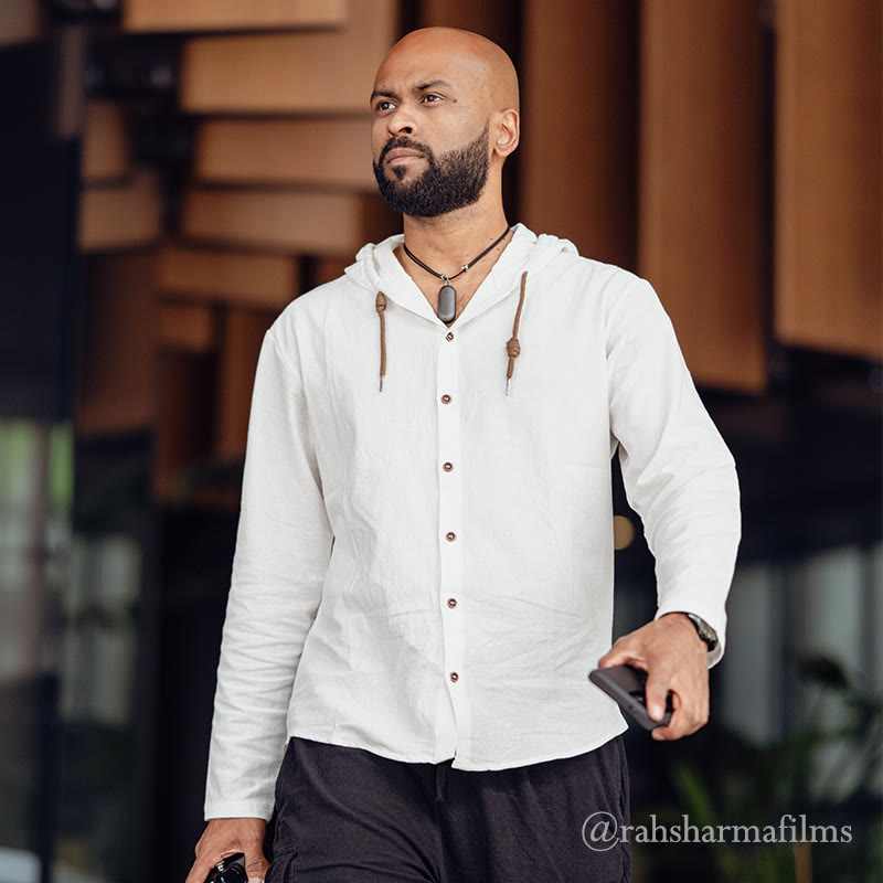 Camicia da uomo a maniche lunghe con cappuccio, coulisse e bottoni, tinta unita, con stampa Buddha Stones. - image 4
