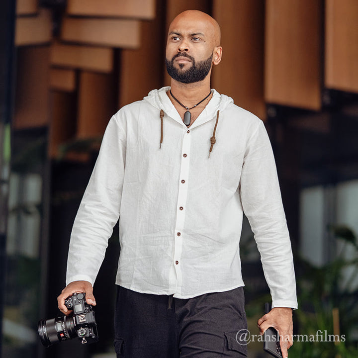 Camicia da uomo a maniche lunghe con cappuccio, coulisse e bottoni, tinta unita, con stampa Buddha Stones. - image 3