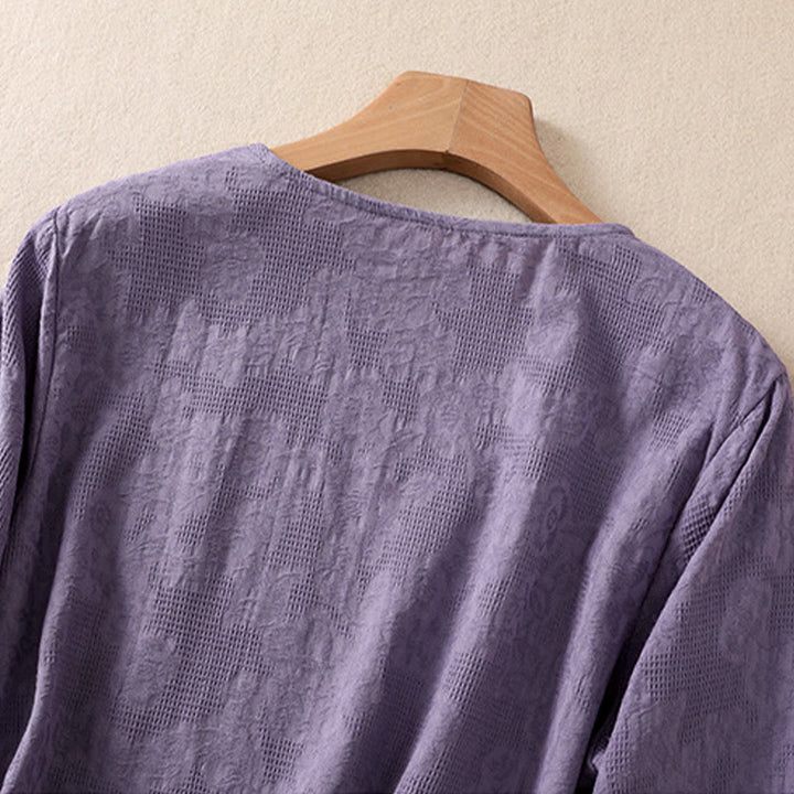 Camicia da donna a maniche lunghe con orlo irregolare e pieghe, stampa jacquard con motivo Buddha Stones. - image 3