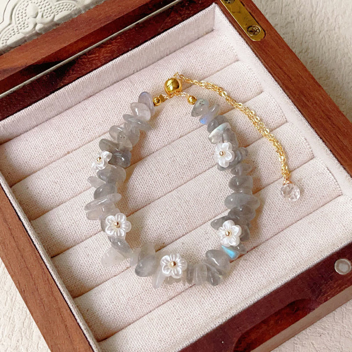 Bracciale Buddha Stones con design a fiore di cristallo irregolare e ametista e cristallo bianco - Pietra di luna grigia (circonferenza del polso: 15-19 cm) - image 5