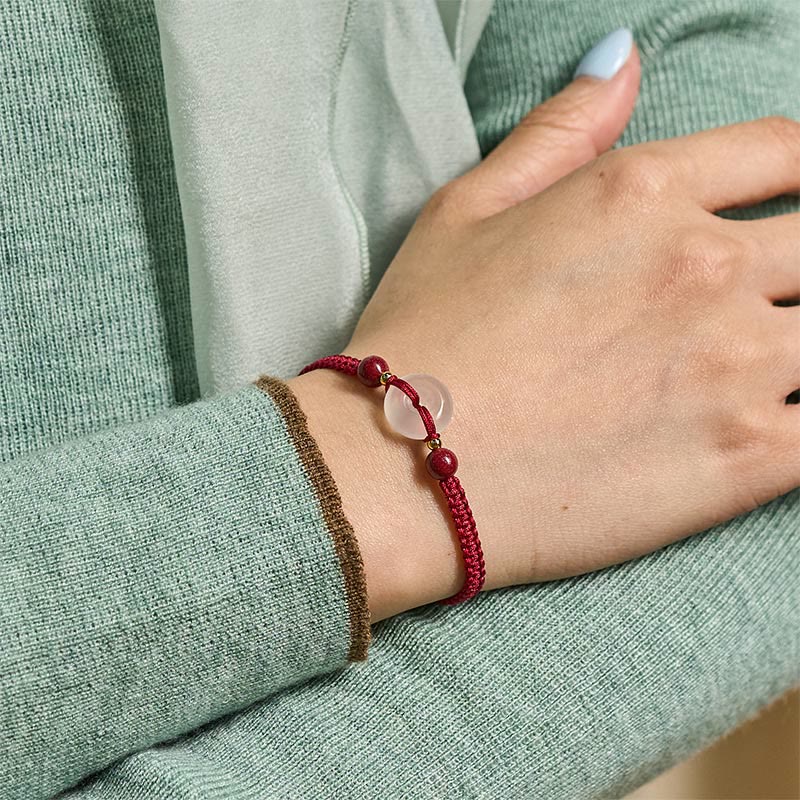 Bracciale con nodo piatto in agata bianca, Buddha Stones della pace, nodo diamantato e cordino rosso - image 6