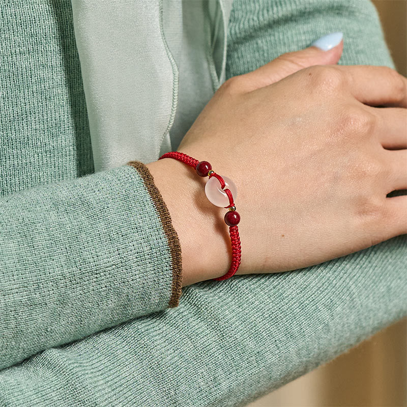 Bracciale con nodo piatto in agata bianca, Buddha Stones della pace, nodo diamantato e cordino rosso - image 7