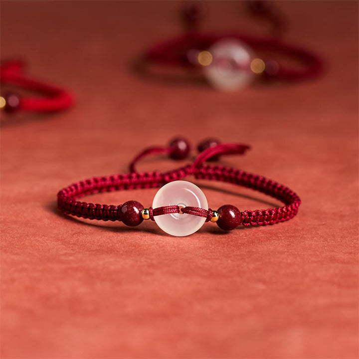 Bracciale con nodo piatto in agata bianca, Buddha Stones della pace, nodo diamantato e cordino rosso - Corda rosso scuro con nodo piatto - image 0
