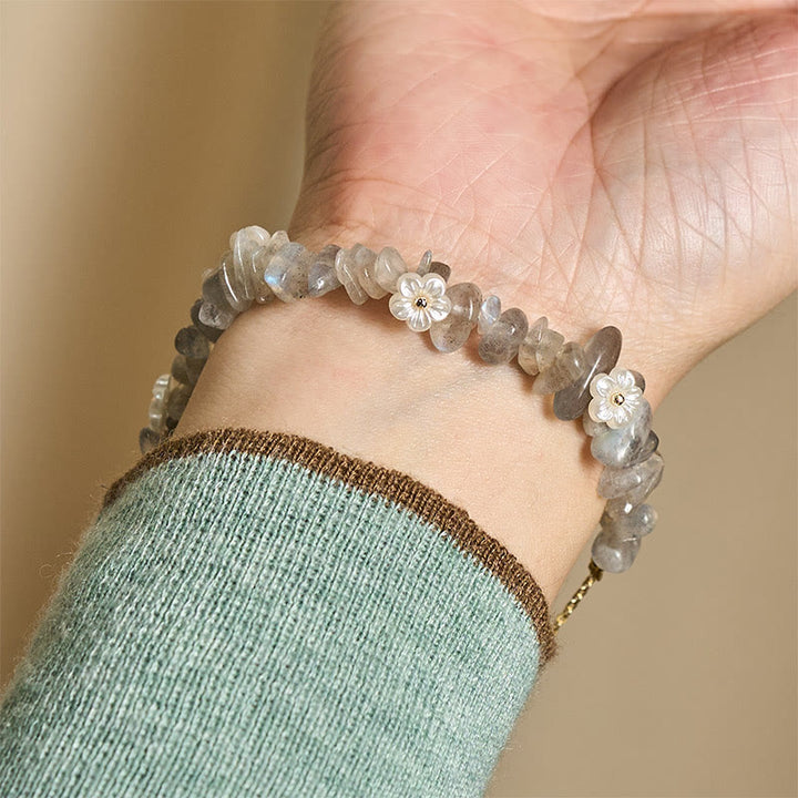 Bracciale Buddha Stones con design a fiore di cristallo irregolare e ametista e cristallo bianco - image 23
