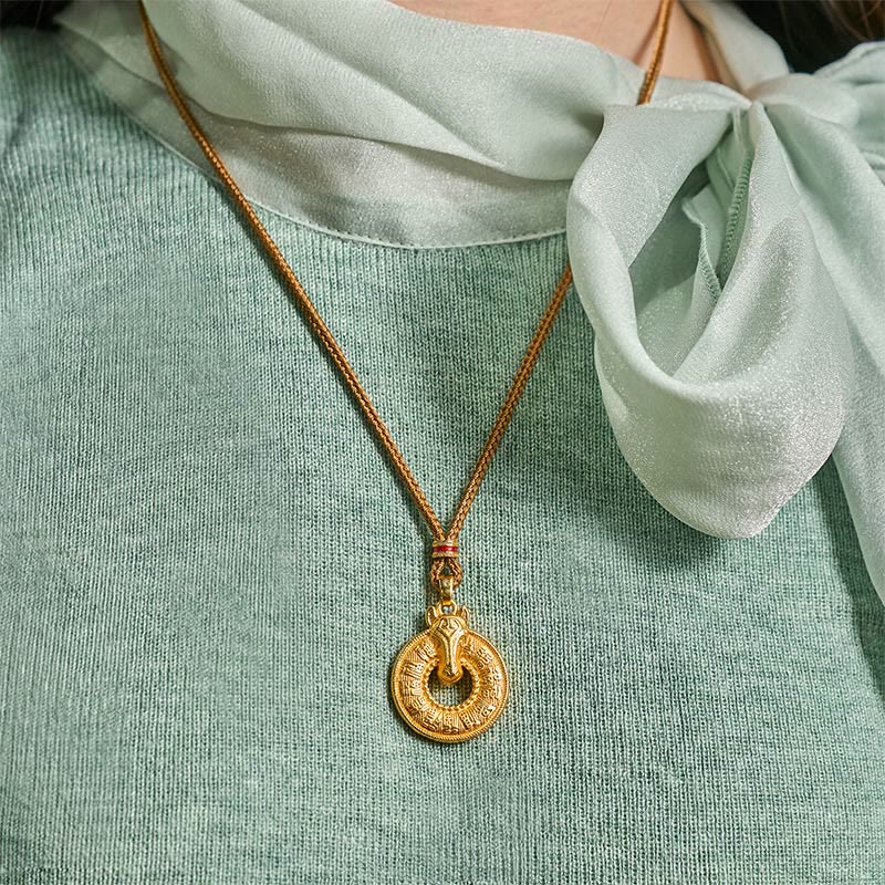 Collana con ciondolo energetico in rame placcato oro con fibbia della pace dell'anno del cavallo Buddha Stones Fu Character - image 7