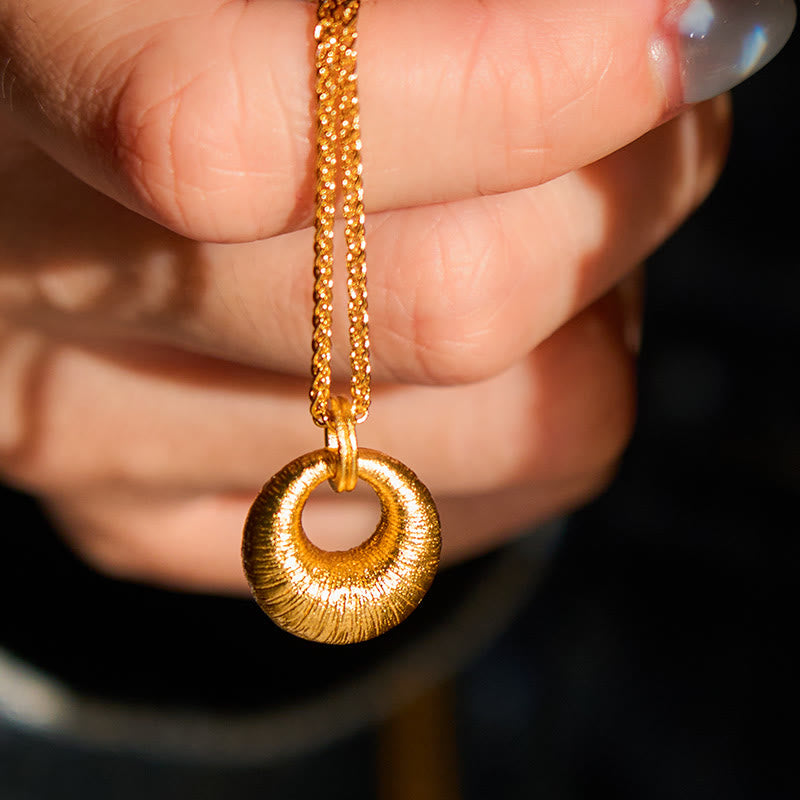 Collana con ciondolo Buddha Stones in rame placcato oro 24k con fibbia della pace e texture, simbolo di ricchezza - image 5