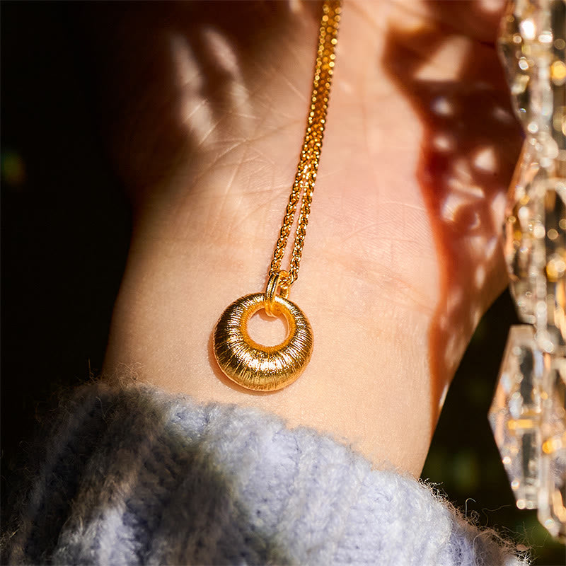 Collana con ciondolo Buddha Stones in rame placcato oro 24k con fibbia della pace e texture, simbolo di ricchezza - image 6