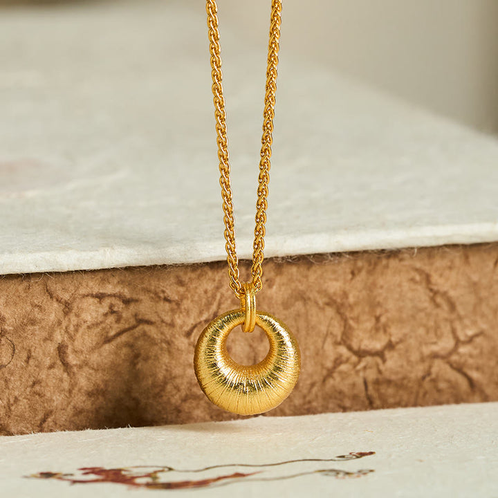 Collana con ciondolo Buddha Stones in rame placcato oro 24k con fibbia della pace e texture, simbolo di ricchezza - image 1