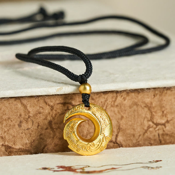 Collana con ciondolo di buon auspicio in corda nera con fibbia della pace in ottone placcato oro 24k Buddha Stones - image 1