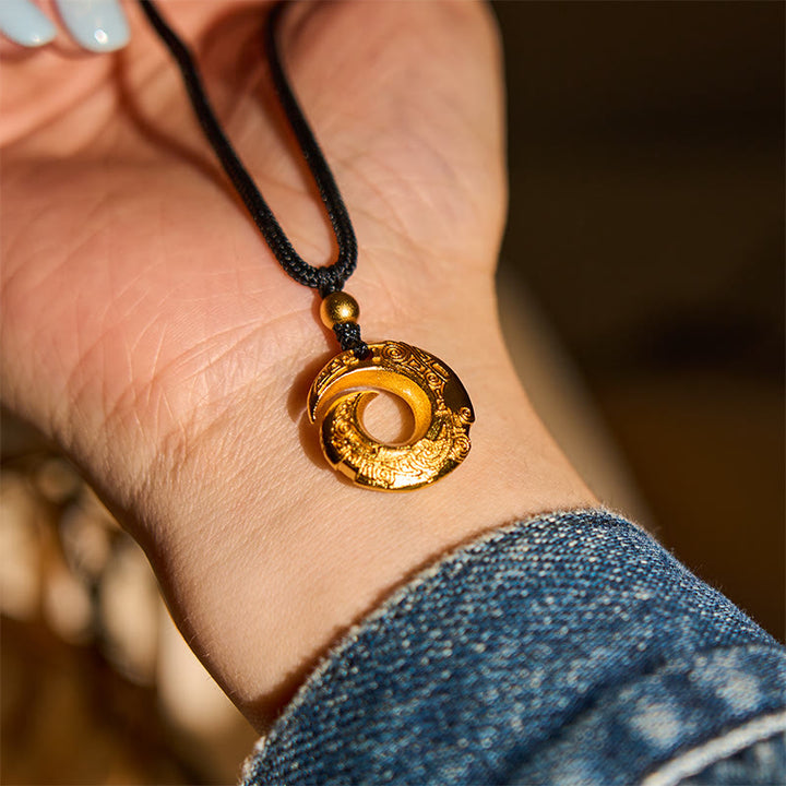 Collana con ciondolo di buon auspicio in corda nera con fibbia della pace in ottone placcato oro 24k Buddha Stones - image 8