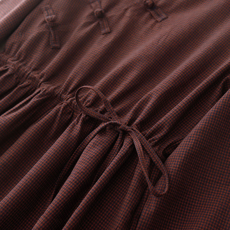 Abito midi a maniche lunghe con tasche, colletto rialzato, bottoni a rana e motivo scozzese marrone autunnale Buddha Stones - image 6