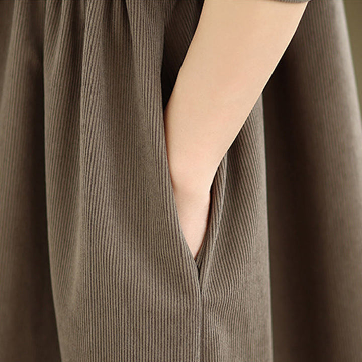 Abito midi da donna in velluto a coste con maniche lunghe, tasche e bottoni invernali plissettati Buddha Stones - image 9