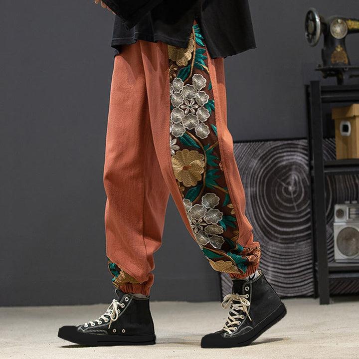 Pantaloni da uomo in cotone patchwork con motivo floreale ricamato Buddha Stones Spring e tasche - Rosso Indiano - US/UK/AU46, EU56 (5XL) - image 5