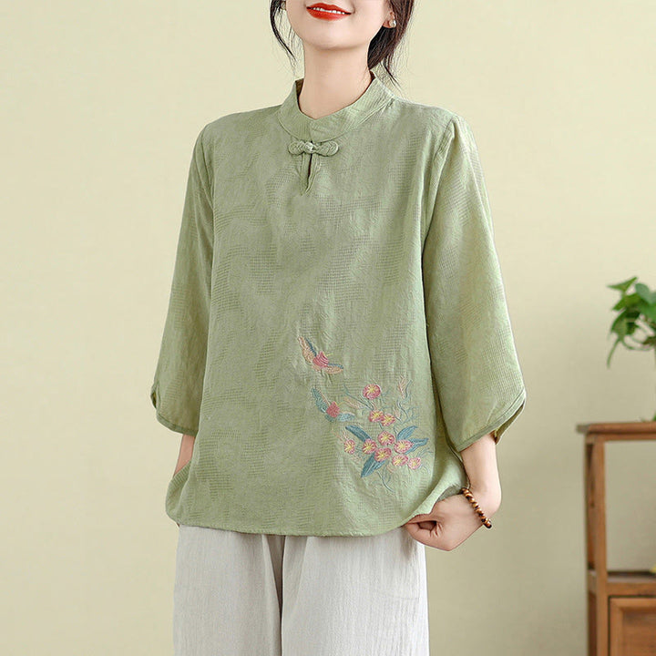 Camicia da donna in cotone con collo alla coreana, maniche a tre quarti, ricamo floreale con Buddha Stones un bottone a forma di rana - Verde pallido - US12, UK/AU16, EU44 (3XL) - image 0