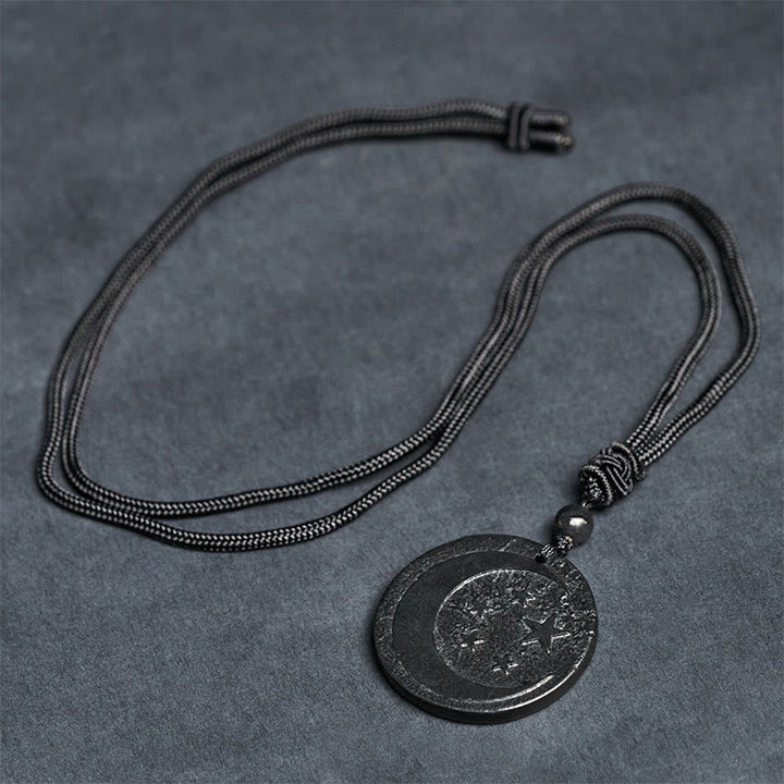 Collana con ciondolo di protezione in pietra di shungite autentica con design rotondo a forma di stella di luna Buddha Stones - image 6
