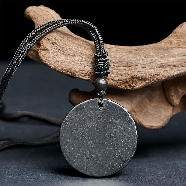 Collana con ciondolo di protezione in pietra di shungite autentica con cerchio Buddha Stones dal design semplice - image 2