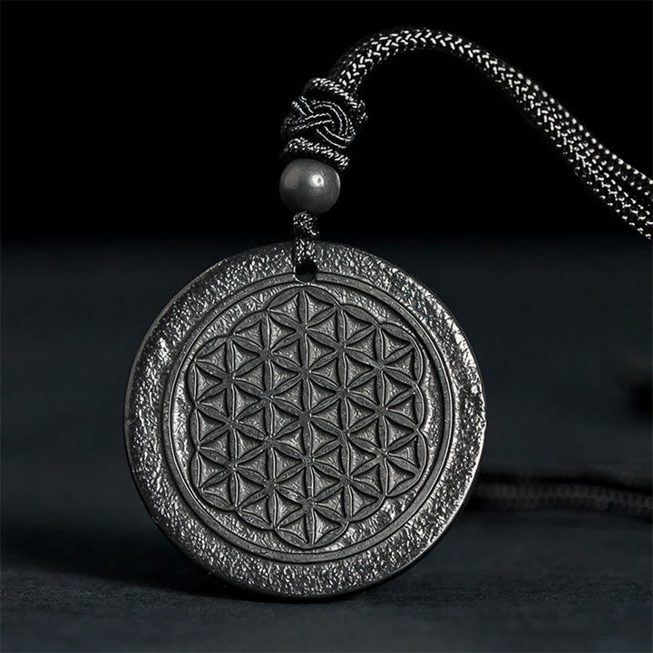 Collana con ciondolo di protezione in pietra di shungite autentica con intaglio del fiore della vita Buddha Stones - Fiore della Vita (Rilievo) - 35-40 mm - image 0