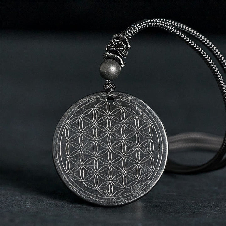 Collana con ciondolo di protezione in pietra di shungite autentica con intaglio del fiore della vita Buddha Stones - Fiore della Vita (Intaglio) - 35-40 mm - image 9