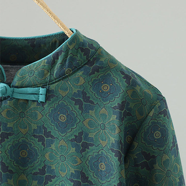 Abito midi a maniche lunghe con motivo floreale, colletto rialzato e bottoni a rana, motivo Buddha Stones - image 5