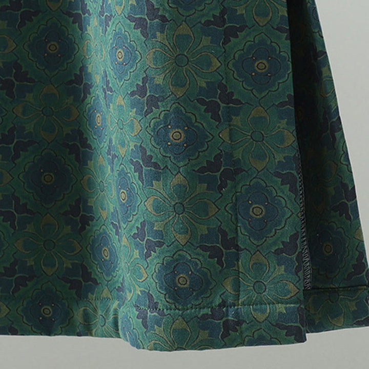 Abito midi a maniche lunghe con motivo floreale, colletto rialzato e bottoni a rana, motivo Buddha Stones - image 7