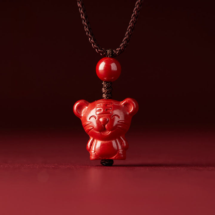 Collana con ciondolo in corda di benedizione in cinabro con design inciso, anno del cavallo, zodiaco cinese Buddha Stones - image 11
