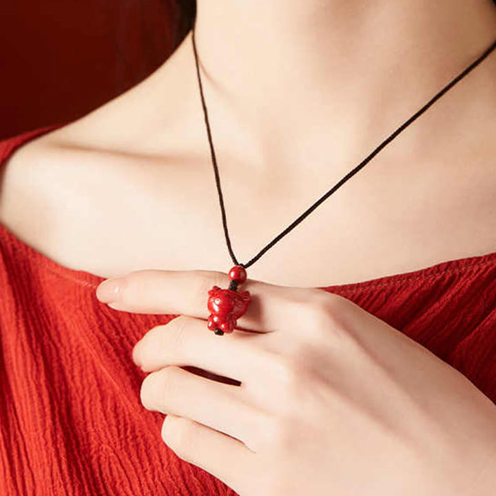 Collana con ciondolo in corda di benedizione in cinabro con design inciso, anno del cavallo, zodiaco cinese Buddha Stones - image 27