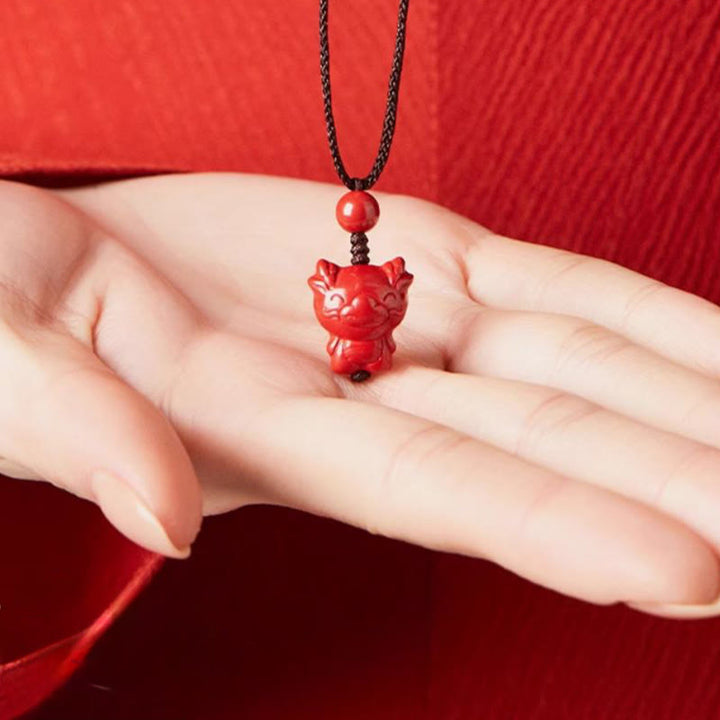 Collana con ciondolo in corda di benedizione in cinabro con design inciso, anno del cavallo, zodiaco cinese Buddha Stones - image 25