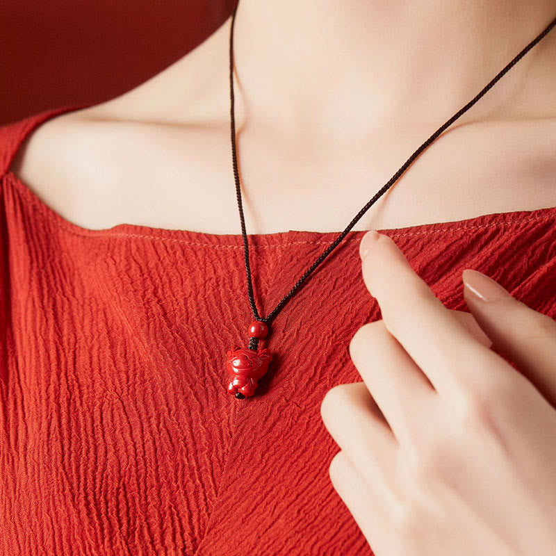 Collana con ciondolo in corda di benedizione in cinabro con design inciso, anno del cavallo, zodiaco cinese Buddha Stones - image 26