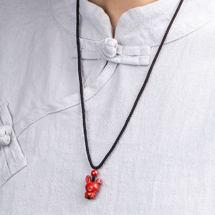 Collana con ciondolo in corda di benedizione in cinabro con design inciso, anno del cavallo, zodiaco cinese Buddha Stones - image 18