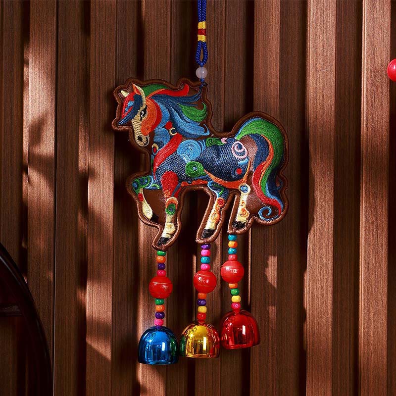 Decorazione da appendere con nappa a campana ricamata con Buddha Stones dell'anno del cavallo - Campanoncino per cavalli colorato su sfondo marrone (10*13 cm) - image 1