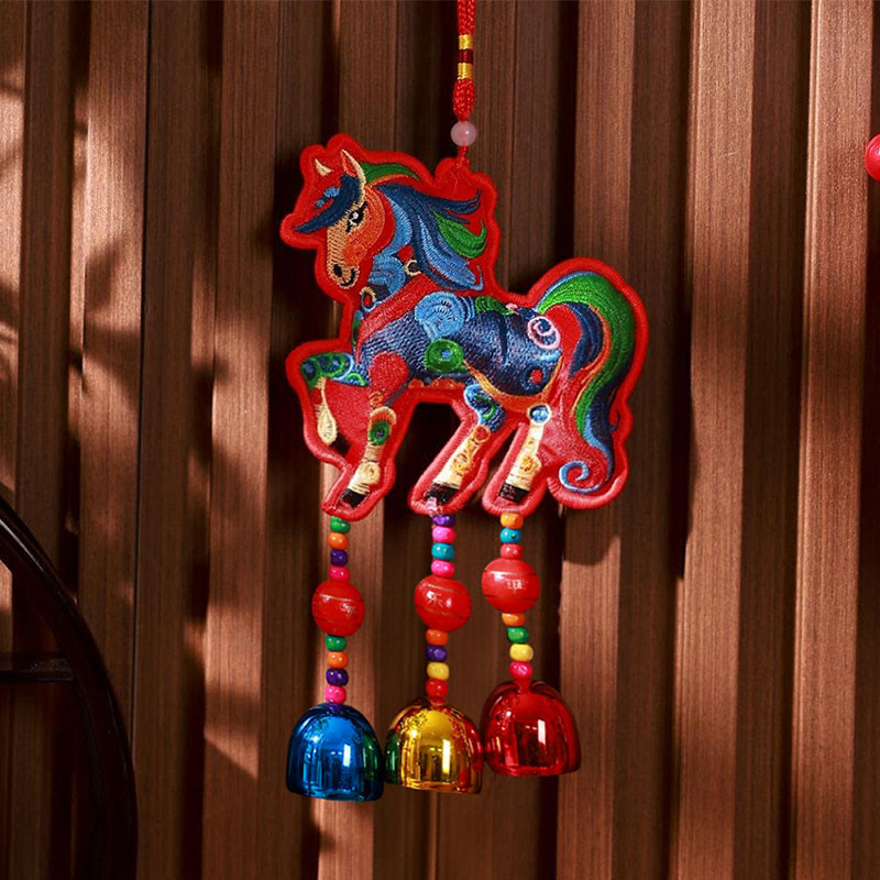 Decorazione da appendere con nappa a campana ricamata con Buddha Stones dell'anno del cavallo - Campanoncino per cavalli colorato con sfondo rosso (10*13 cm) - image 4