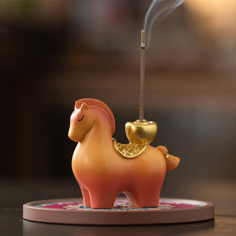 Buddha Stones Anno del Cavallo 2026 Lingotto di Capodanno che attrae ricchezza Decorazione per la casa Bruciatore di incenso - Bruciatore di incenso a forma di lingotto di cavallo con base rossa (10*10*6 cm) - image 1